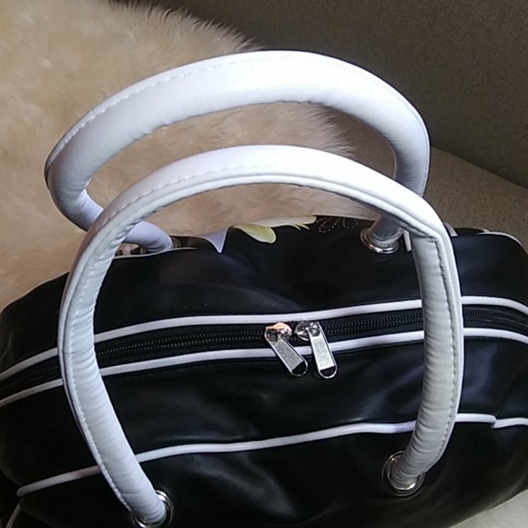 Disney Tinkerbell Bowlers handbag - Picture 5 of 9